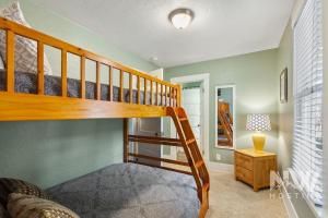une chambre avec un lit superposé dans une pièce dans l'établissement Lakeside Bungalow, à Coeur d'Alene