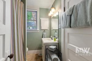 une petite salle de bain avec un lavabo et un miroir dans l'établissement Lakeside Bungalow, à Coeur d'Alene