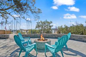 Balkoni atau teres di Exclusive Waterfront Retreat Firepit Dock