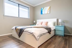 ClydeにあるContemporary Living at this Clyde Family Estateのベッドと窓のある白い寝室