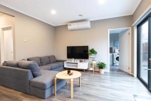 ClydeにあるContemporary Living at this Clyde Family Estateのソファとテレビのあるリビングルーム