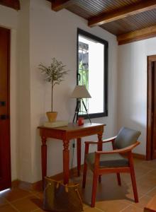 a room with a desk and a chair with a plant on it at Suite de lujo en finca de café in Antigua Guatemala