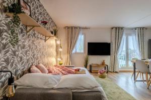 GuermantesAkropolis by Kleidos - Disney 15 mn - Beau duplex familiale pour 6 - 2 chambres- Parking Gratuit的带床和电视的客厅