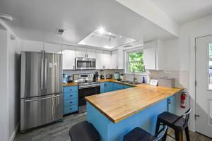 Η κουζίνα ή μικρή κουζίνα στο National Park Nest- Game Room Sleeps 10 Pets OK