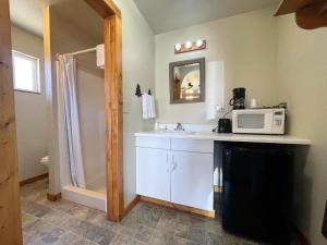 Η κουζίνα ή μικρή κουζίνα στο Cozy Cabin in Southern Utah Close to Zion +31 φωτογραφίες