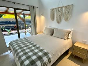 Ένα ή περισσότερα κρεβάτια σε δωμάτιο στο Makihi Suites