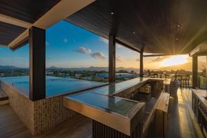 une maison avec vue sur une piscine dans l'établissement Luxury Seaview Villa 6BR - Villa Shine, à Ban Saiyuan (1)