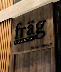 Certificato, attestato, insegna o altro documento esposto da Frag