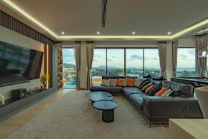 un salon avec un canapé et une télévision dans l'établissement Luxury Seaview Villa 6BR - Villa Shine, à Ban Saiyuan (1)