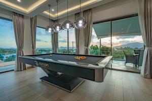 - un billard dans une pièce dotée de fenêtres dans l'établissement Luxury Seaview Villa 6BR - Villa Shine, à Ban Saiyuan (1)