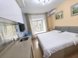 Postel nebo postele na pokoji v ubytování Qingdao Mi Apartment
