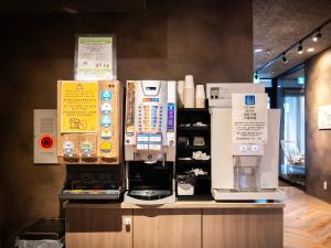 un bancone con una macchinetta del caffè sopra di WELLSTAY Namba ad Osaka