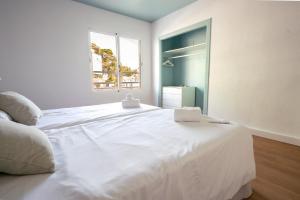 Ein Bett oder Betten in einem Zimmer der Unterkunft Nura Houses Magaluf Beach - Superior Apt