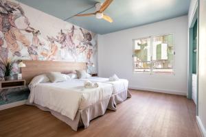 Ein Bett oder Betten in einem Zimmer der Unterkunft Nura Houses Magaluf Beach - Superior Apt