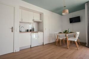 Küche/Küchenzeile in der Unterkunft Nura Houses Magaluf Beach - Superior Apt