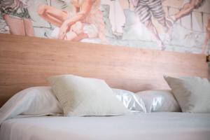 Ein Bett oder Betten in einem Zimmer der Unterkunft Nura Houses Magaluf Beach - Superior Apt
