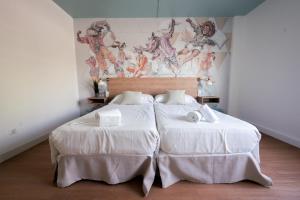 Ein Bett oder Betten in einem Zimmer der Unterkunft Nura Houses Magaluf Beach - Superior Apt