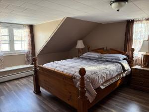 Un dormitorio con una gran cama de madera en una habitación. en Cabin Perfect for Nature Lovers, en Stephentown