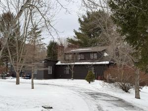 una casa cubierta de nieve con entrada en Cabin Perfect for Nature Lovers, en Stephentown