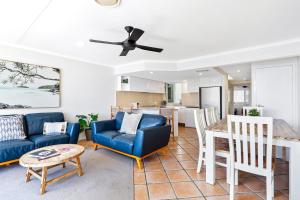 Η κουζίνα ή μικρή κουζίνα στο Noosa Riverfront Apartment Unit 7