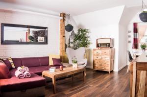 a living room with a couch and a table at Klimatyczny apartament Salamandra w Sopocie in Sopot