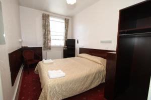 Postel nebo postele na pokoji v ubytování Ridgemount Hotel