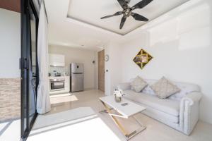 Η κουζίνα ή μικρή κουζίνα στο Sea & Mountain Views Apartment A602 at VV Patong