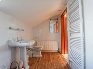 un baño con lavabo e inodoro en Meadowlands, en Newport 34 fotos más