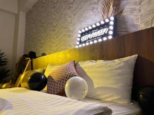Voodi või voodid majutusasutuse Choco Style Inn toas +37 fotot