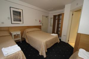 Postel nebo postele na pokoji v ubytování Ridgemount Hotel
