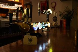 un bar con encimera con encimera y fregadero en Pyne Arms en Barnstaple