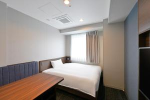 Postel nebo postele na pokoji v ubytování Via Inn Okayama