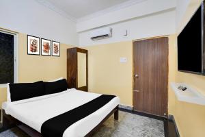 Postel nebo postele na pokoji v ubytování Super Hotel O Karakambadi Road Near Leela Mahal Circle