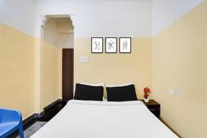Postel nebo postele na pokoji v ubytování Super Hotel O Karakambadi Road Near Leela Mahal Circle