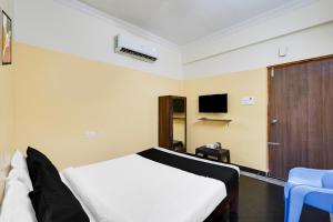TV a/nebo společenská místnost v ubytování Super Hotel O Karakambadi Road Near Leela Mahal Circle
