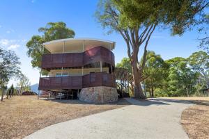 メリジグにあるEagles Nest - Merrijig - Sleeps 10の前に木がある建物