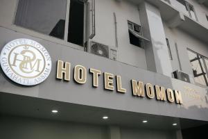 古瓦哈提Hotel Momon的建筑一侧的酒店摩根标志