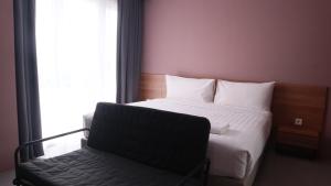 Llit o llits en una habitació de VNC Alam Sutera Hotel Powered by Archipelago