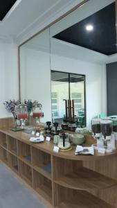 una stanza con bancone e grande specchio di VNC Alam Sutera Hotel Powered by Archipelago a Dongkal