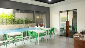 Piscina a VNC Alam Sutera Hotel Powered by Archipelago o a prop