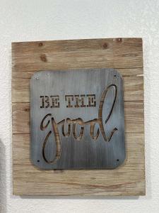 Ein Schild, auf dem steht, dass der Gast an der Wand ist. in der Unterkunft Adorable New West 3 BR 2 BA SMRT TV Coffee in Wichita