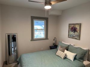 ein Schlafzimmer mit einem grünen Bett und einem Fenster in der Unterkunft Adorable New West 3 BR 2 BA SMRT TV Coffee in Wichita