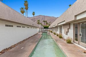 Bazén v ubytování Casa Oliver Hotel & Resort - A Men's Clothing Optional Resort in Palm Springs nebo v jeho okolí