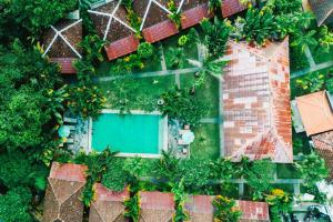 Bazén v ubytování Agung Wiwin Homestay & Restaurant nebo v jeho okolí