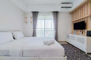 Postel nebo postele na pokoji v ubytování Comfort 1BR without Living Room Bintaro Embarcadero Apartment By Travelio + 8 fotografií