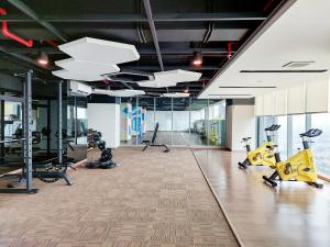 Fitness centrum a/nebo fitness zařízení v ubytování Comfort 1BR without Living Room Bintaro Embarcadero Apartment By Travelio