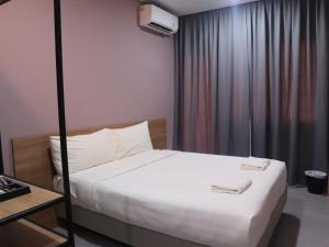 Llit o llits en una habitació de VNC Alam Sutera Hotel Powered by Archipelago