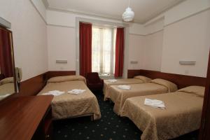 Postel nebo postele na pokoji v ubytování Ridgemount Hotel