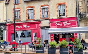 a group of people sitting at tables outside a restaurant at Les 3 p’tites pom’s in Alençon +7 photos