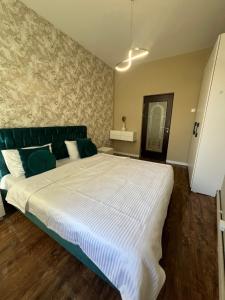 a bedroom with a large white bed in it at Urban Waves with 2 bedrooms and terace in Constanţa